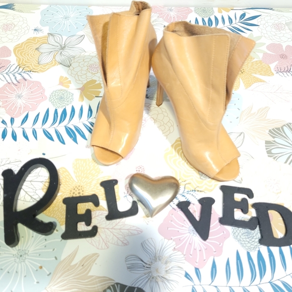 Vince Camuto - Picture 2 of 3